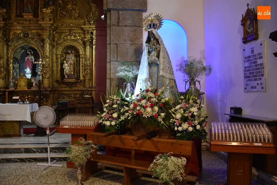 Foto 2 - Notable asistencia de fieles al arranque de la novena en honor a la Virgen de la Pe&ntilde;a