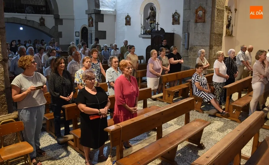 Foto 4 - Notable asistencia de fieles al arranque de la novena en honor a la Virgen de la Pe&ntilde;a