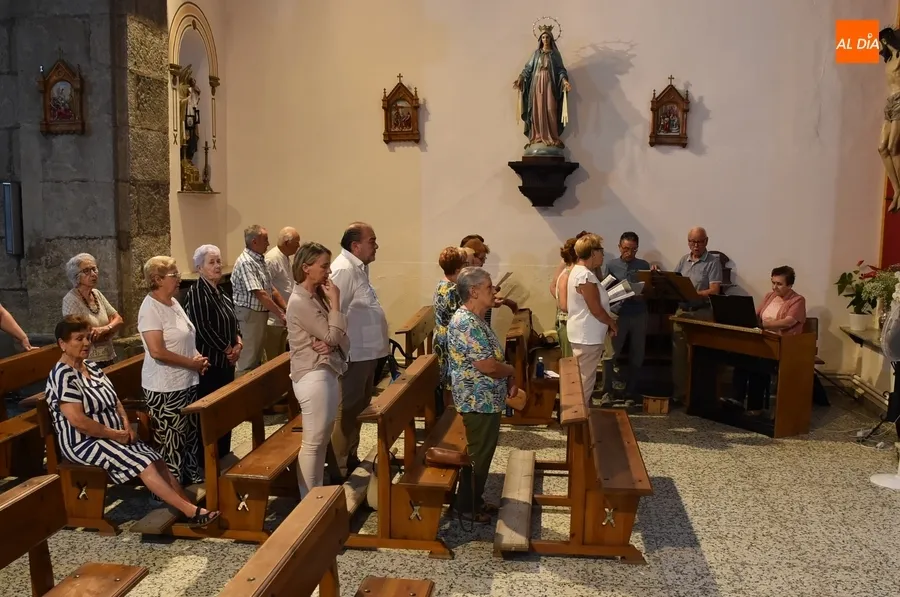 Foto 5 - Notable asistencia de fieles al arranque de la novena en honor a la Virgen de la Pe&ntilde;a