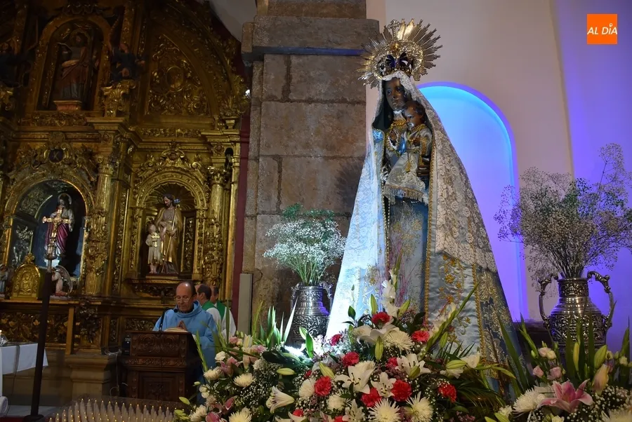 Foto 6 - Notable asistencia de fieles al arranque de la novena en honor a la Virgen de la Pe&ntilde;a