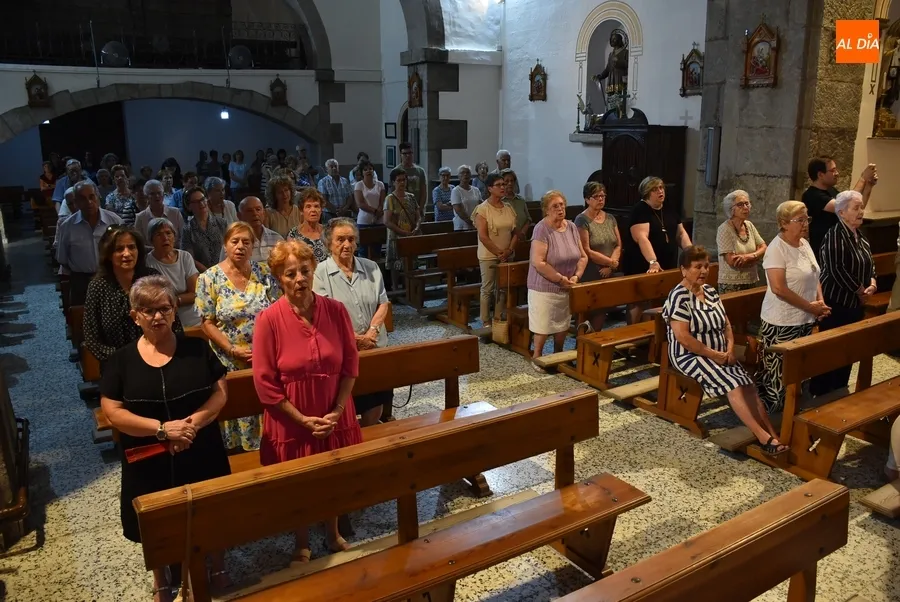 Foto 10 - Notable asistencia de fieles al arranque de la novena en honor a la Virgen de la Pe&ntilde;a