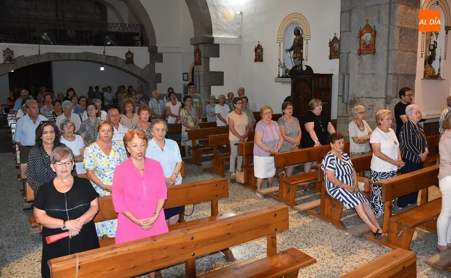 Foto 11 - Notable asistencia de fieles al arranque de la novena en honor a la Virgen de la Pe&ntilde;a