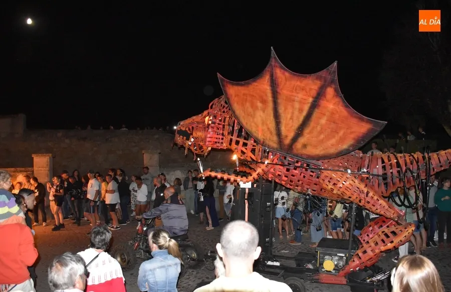 Foto 2 - Las Criaturas del Fuego acuden a la llamada de Dark Flama en el &uacute;ltimo evento callejero