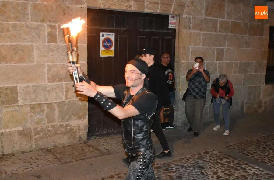 Foto 6 - Las Criaturas del Fuego acuden a la llamada de Dark Flama en el &uacute;ltimo evento callejero