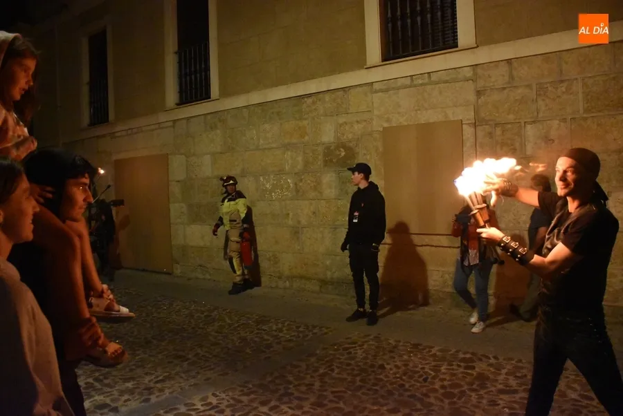 Foto 7 - Las Criaturas del Fuego acuden a la llamada de Dark Flama en el &uacute;ltimo evento callejero