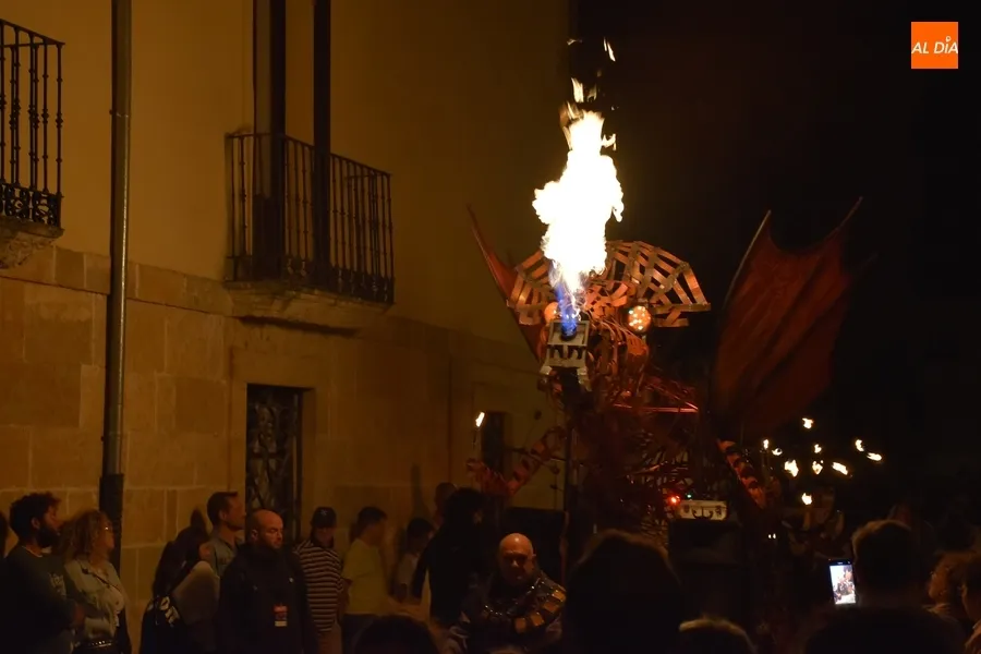 Foto 9 - Las Criaturas del Fuego acuden a la llamada de Dark Flama en el &uacute;ltimo evento callejero