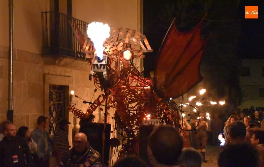 Foto 10 - Las Criaturas del Fuego acuden a la llamada de Dark Flama en el &uacute;ltimo evento callejero