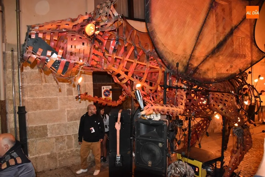 Foto 11 - Las Criaturas del Fuego acuden a la llamada de Dark Flama en el &uacute;ltimo evento callejero
