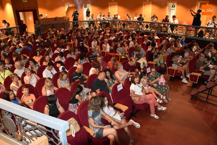 Foto 2 - Los ni&ntilde;os reciben una emotiva lecci&oacute;n de historia sefard&iacute;
