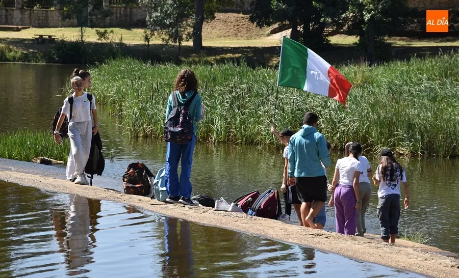 Foto 2 - La bandera de Italia cruza La Pesquera dentro de una ma&ntilde;ana de &lsquo;invasi&oacute;n&rsquo; de j&oacute;venes transalpinos