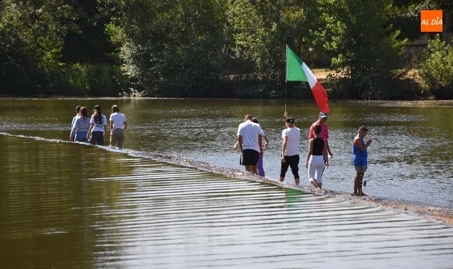 Foto 3 - La bandera de Italia cruza La Pesquera dentro de una ma&ntilde;ana de &lsquo;invasi&oacute;n&rsquo; de j&oacute;venes transalpinos