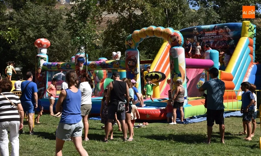Foto 2 - Cientos de ni&ntilde;os se hacen con el control de la isla de El Pic&oacute;n