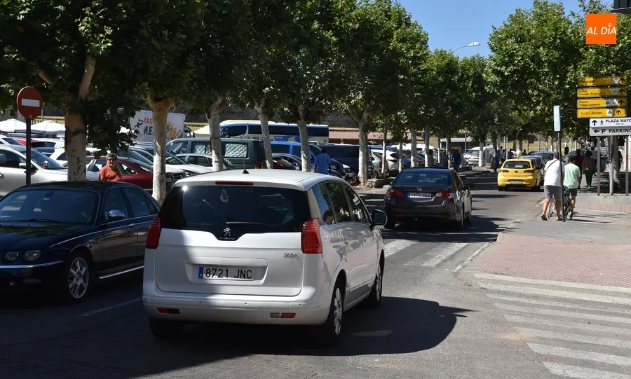 Foto 2 - Nuevo adelanto del mercado de los martes en una ma&ntilde;ana de much&iacute;simo ajetreo