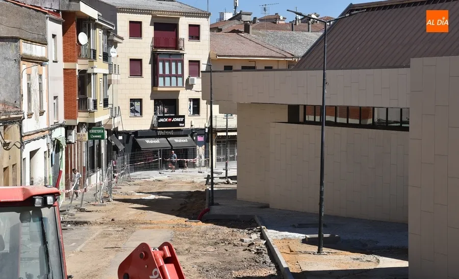 Foto 5 - Abiertos los ventanales del renovado lateral de la Estaci&oacute;n de Autobuses