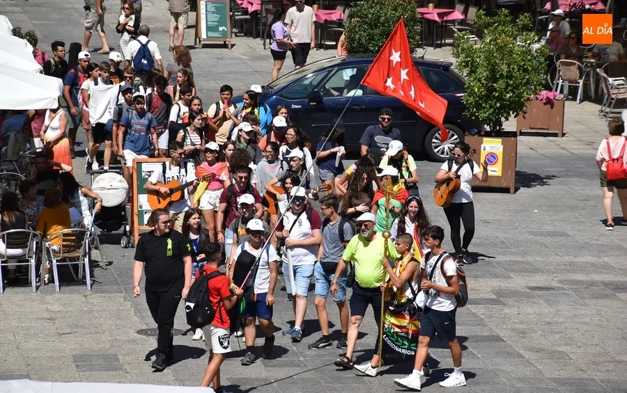Foto 2 - Un grupo de j&oacute;venes de San Sebasti&aacute;n de los Reyes anima la Plaza Mayor camino de la JMJ