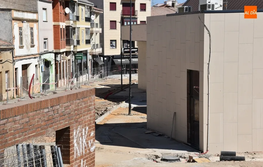 Foto 7 - Abiertos los ventanales del renovado lateral de la Estaci&oacute;n de Autobuses