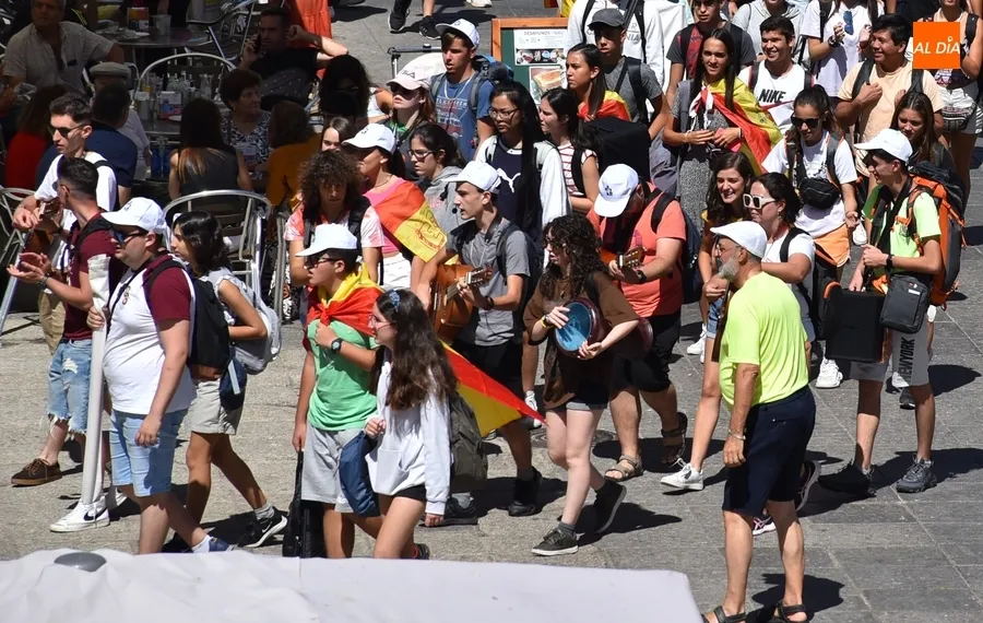 Foto 3 - Un grupo de j&oacute;venes de San Sebasti&aacute;n de los Reyes anima la Plaza Mayor camino de la JMJ