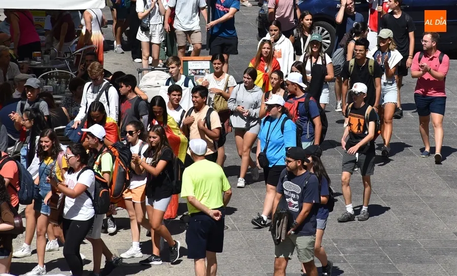 Foto 4 - Un grupo de j&oacute;venes de San Sebasti&aacute;n de los Reyes anima la Plaza Mayor camino de la JMJ