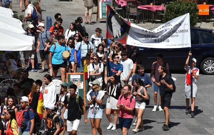 Foto 5 - Un grupo de j&oacute;venes de San Sebasti&aacute;n de los Reyes anima la Plaza Mayor camino de la JMJ