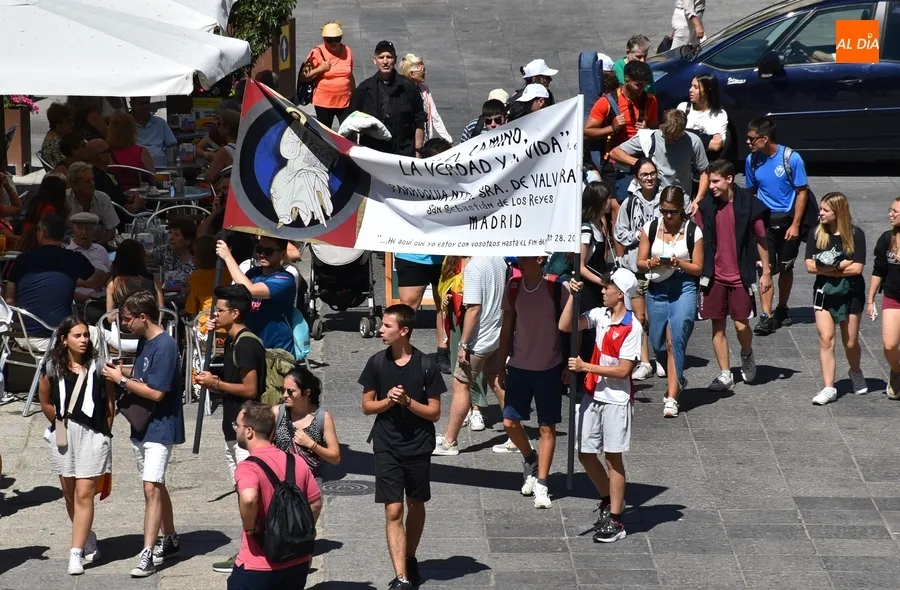 Foto 6 - Un grupo de j&oacute;venes de San Sebasti&aacute;n de los Reyes anima la Plaza Mayor camino de la JMJ