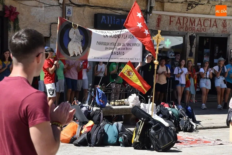 Foto 9 - Un grupo de j&oacute;venes de San Sebasti&aacute;n de los Reyes anima la Plaza Mayor camino de la JMJ