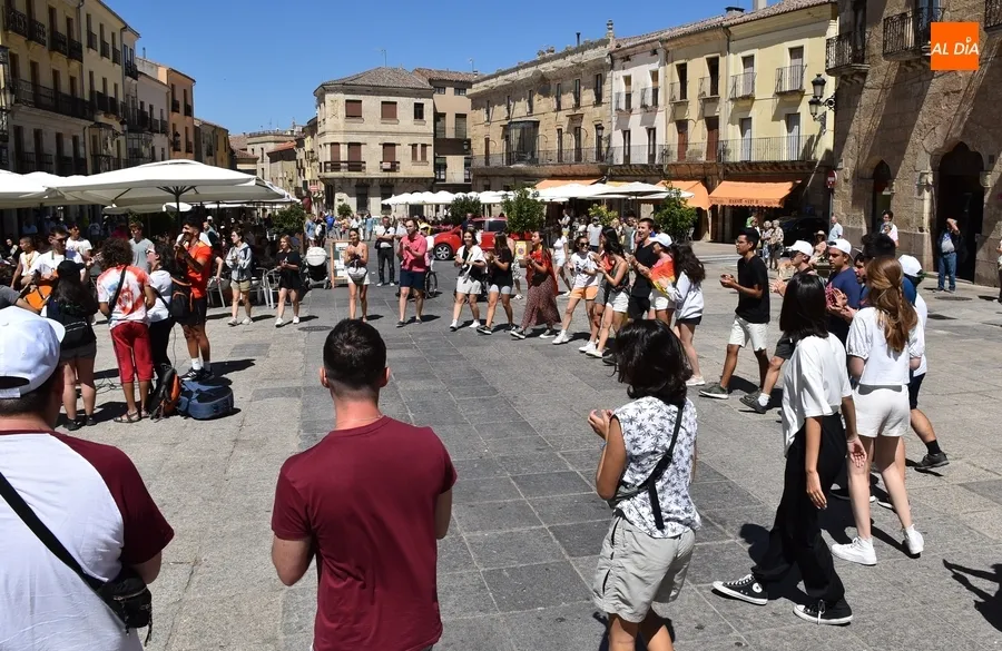 Foto 10 - Un grupo de j&oacute;venes de San Sebasti&aacute;n de los Reyes anima la Plaza Mayor camino de la JMJ
