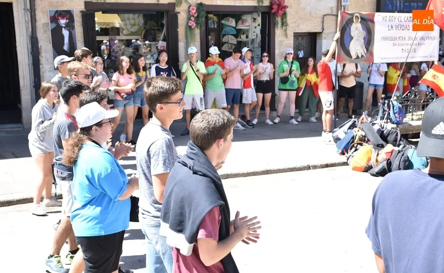 Foto 11 - Un grupo de j&oacute;venes de San Sebasti&aacute;n de los Reyes anima la Plaza Mayor camino de la JMJ