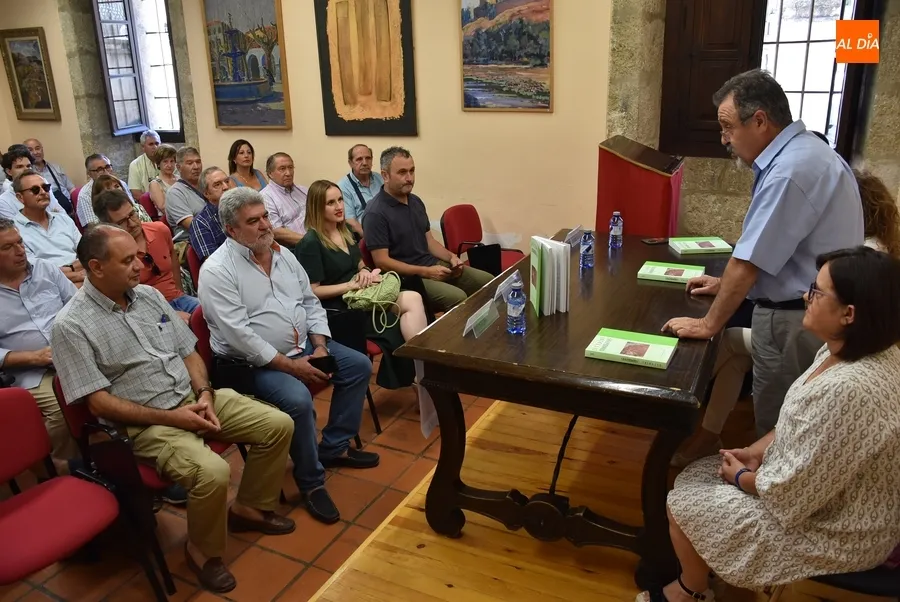 Foto 3 - Saelices y La Encina llenan de &ldquo;orgullo comarcano&rdquo; el 10&ordm; n&uacute;mero de la Revista del CEM