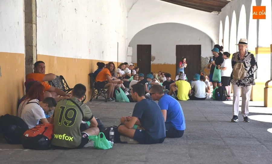Foto 4 - La bandera de Italia cruza La Pesquera dentro de una ma&ntilde;ana de &lsquo;invasi&oacute;n&rsquo; de j&oacute;venes transalpinos