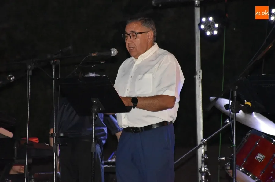 Foto 3 - Pepita Zafra reivindica en su preg&oacute;n festivo la Declaraci&oacute;n como BIC del Puente Mayor