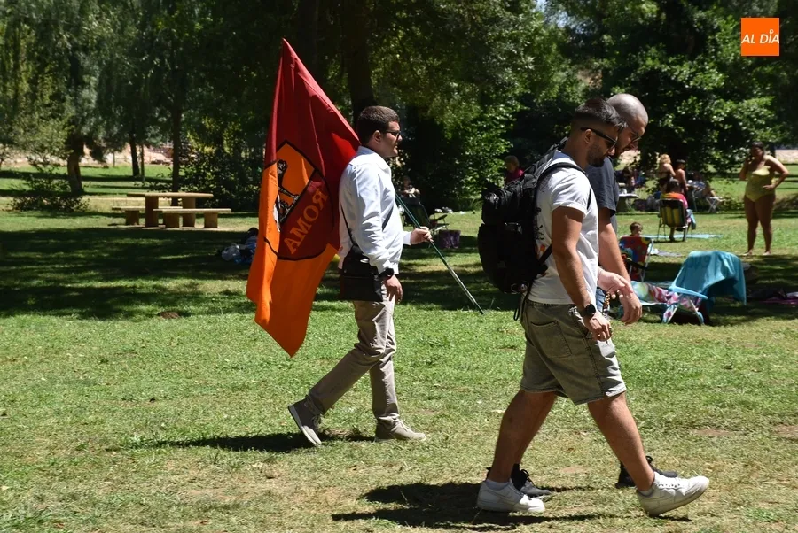 Foto 6 - La bandera de Italia cruza La Pesquera dentro de una ma&ntilde;ana de &lsquo;invasi&oacute;n&rsquo; de j&oacute;venes transalpinos