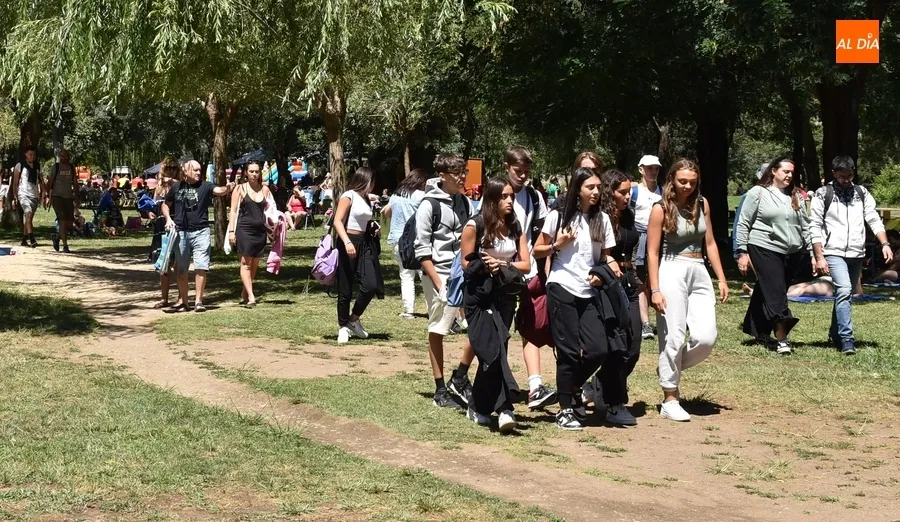 Foto 7 - La bandera de Italia cruza La Pesquera dentro de una ma&ntilde;ana de &lsquo;invasi&oacute;n&rsquo; de j&oacute;venes transalpinos