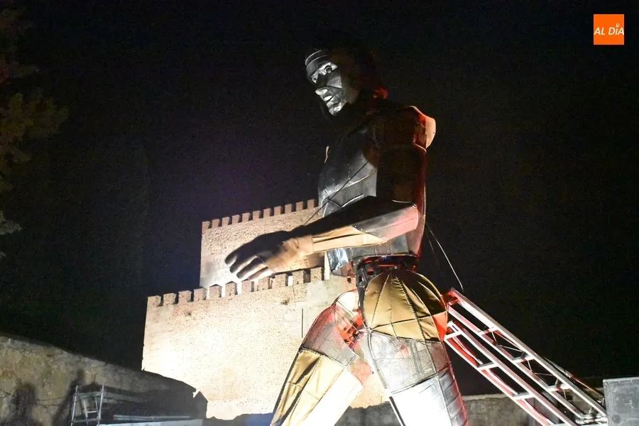 Foto 8 - Aquiles conquista con sus 5,5 metros el centro hist&oacute;rico de Ciudad Rodrigo