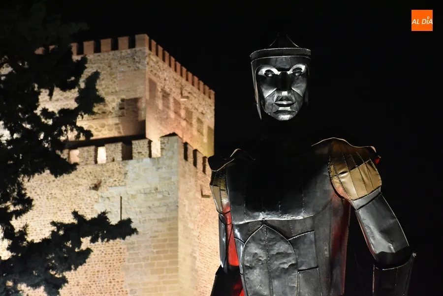 Foto 9 - Aquiles conquista con sus 5,5 metros el centro hist&oacute;rico de Ciudad Rodrigo