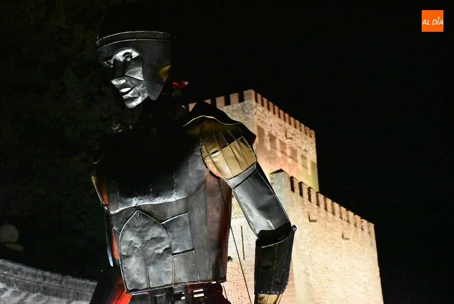 Foto 10 - Aquiles conquista con sus 5,5 metros el centro hist&oacute;rico de Ciudad Rodrigo