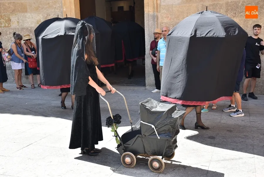 Foto 2 - Las &lsquo;Viudas alegres&rsquo; salen en cortejo por el centro hist&oacute;rico con un calor extenuante