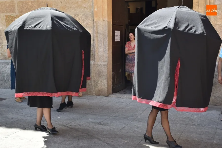Foto 3 - Las &lsquo;Viudas alegres&rsquo; salen en cortejo por el centro hist&oacute;rico con un calor extenuante