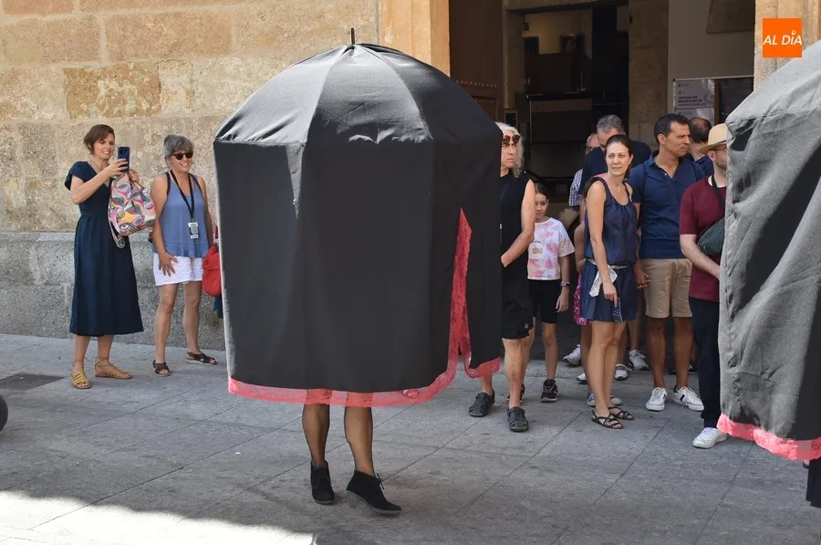 Foto 4 - Las &lsquo;Viudas alegres&rsquo; salen en cortejo por el centro hist&oacute;rico con un calor extenuante