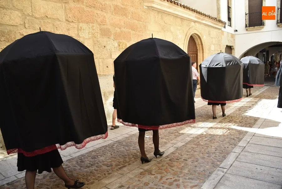 Foto 5 - Las &lsquo;Viudas alegres&rsquo; salen en cortejo por el centro hist&oacute;rico con un calor extenuante