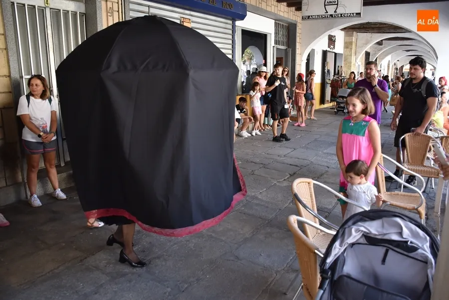 Foto 6 - Las &lsquo;Viudas alegres&rsquo; salen en cortejo por el centro hist&oacute;rico con un calor extenuante