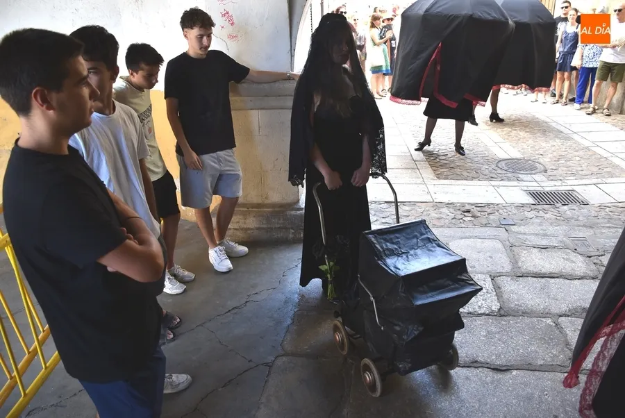 Foto 7 - Las &lsquo;Viudas alegres&rsquo; salen en cortejo por el centro hist&oacute;rico con un calor extenuante