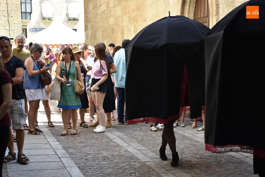 Foto 8 - Las &lsquo;Viudas alegres&rsquo; salen en cortejo por el centro hist&oacute;rico con un calor extenuante