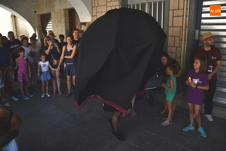 Foto 9 - Las &lsquo;Viudas alegres&rsquo; salen en cortejo por el centro hist&oacute;rico con un calor extenuante
