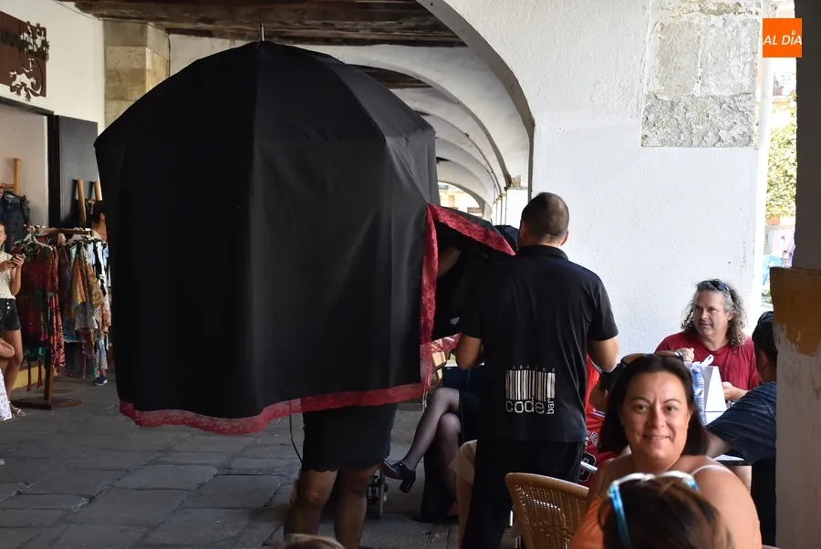 Foto 11 - Las &lsquo;Viudas alegres&rsquo; salen en cortejo por el centro hist&oacute;rico con un calor extenuante