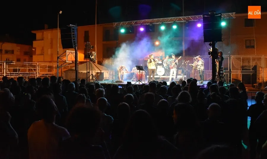 Foto 5 - Ambientazo en el reencuentro de Gato Charro con el p&uacute;blico mirobrigense