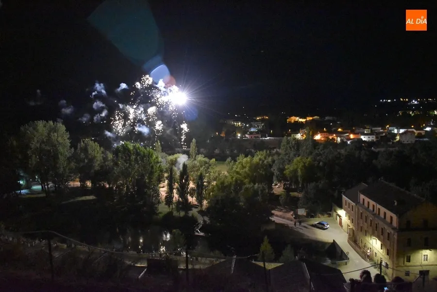 Foto 9 - Multitudinario seguimiento a unos fuegos artificiales con mucho m&aacute;s riesgo de lo habitual
