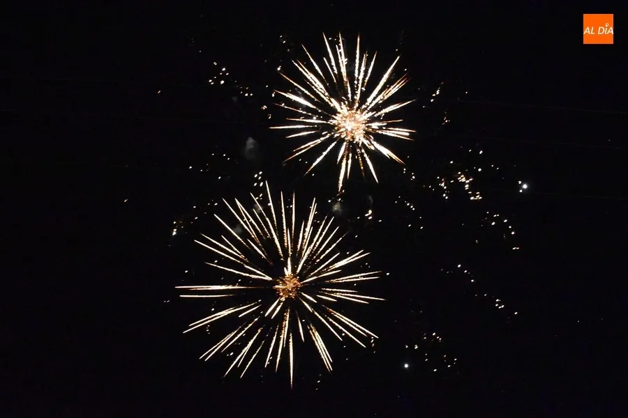 Foto 10 - Multitudinario seguimiento a unos fuegos artificiales con mucho m&aacute;s riesgo de lo habitual