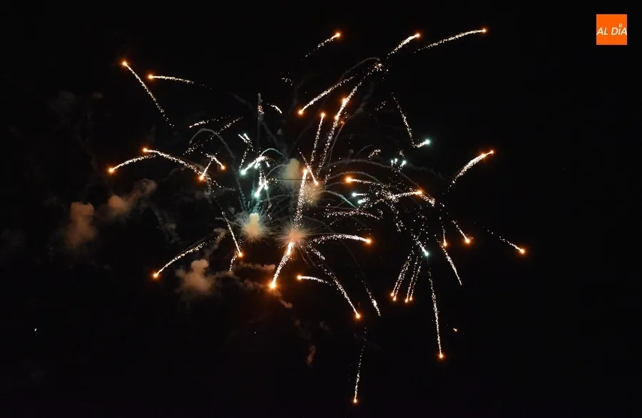Foto 11 - Multitudinario seguimiento a unos fuegos artificiales con mucho m&aacute;s riesgo de lo habitual