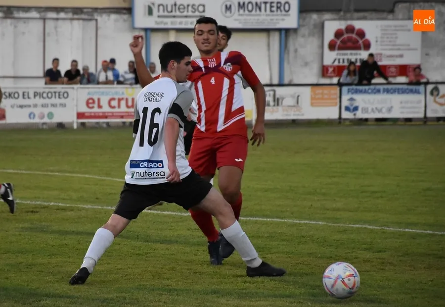 Foto 2 - El Ciudad Rodrigo CF logra ante el Pizarrales su 1&ordf; victoria de la pretemporada