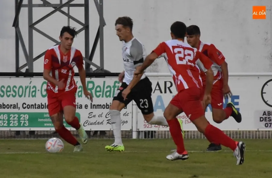Foto 3 - El Ciudad Rodrigo CF logra ante el Pizarrales su 1&ordf; victoria de la pretemporada